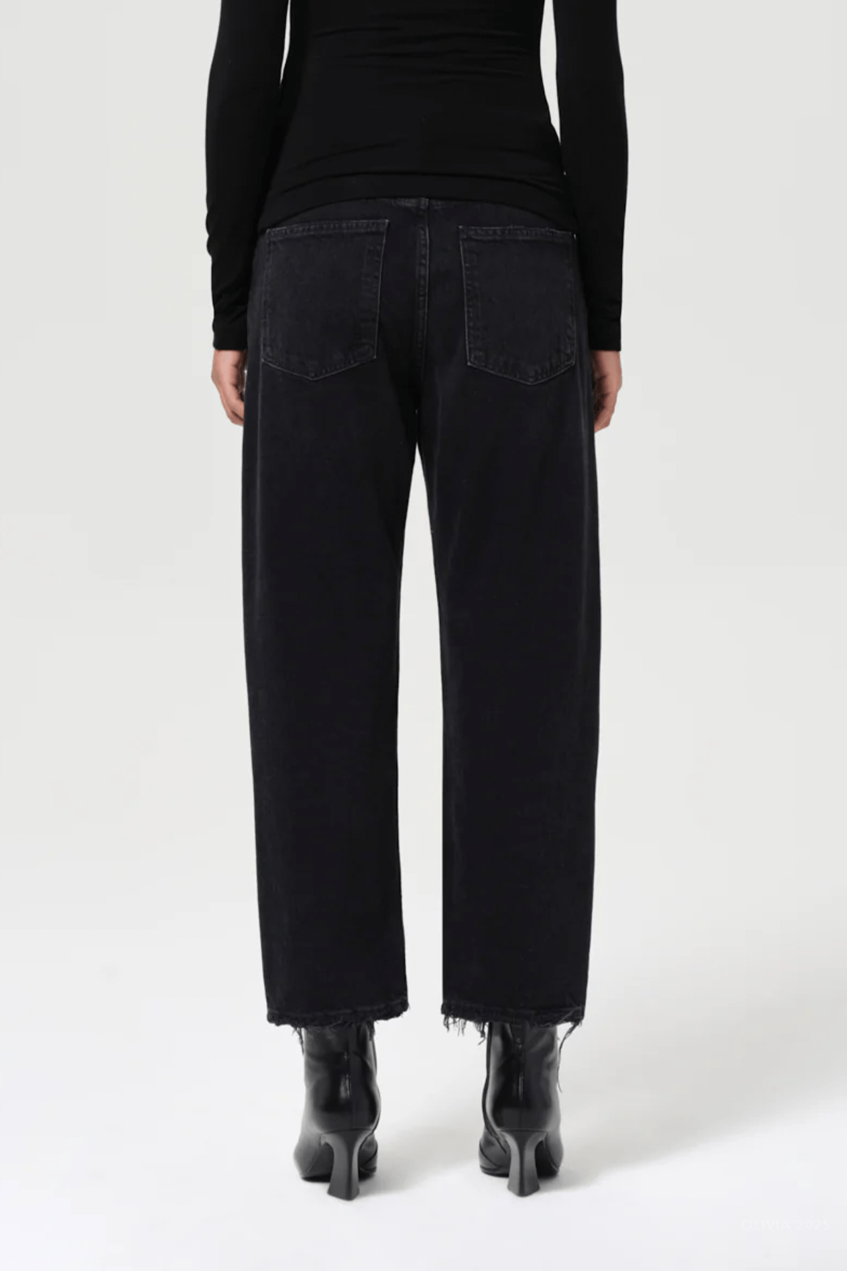 90's Crop Mid Rise Straight in Tar - shop - olivia.com