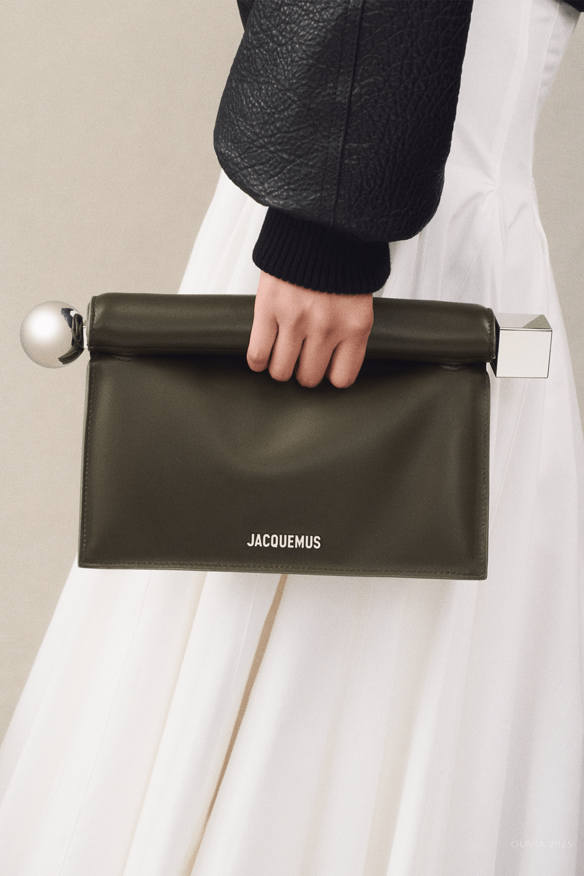 La Pochette Rond Carre in Dark Khaki - shop - olivia.com