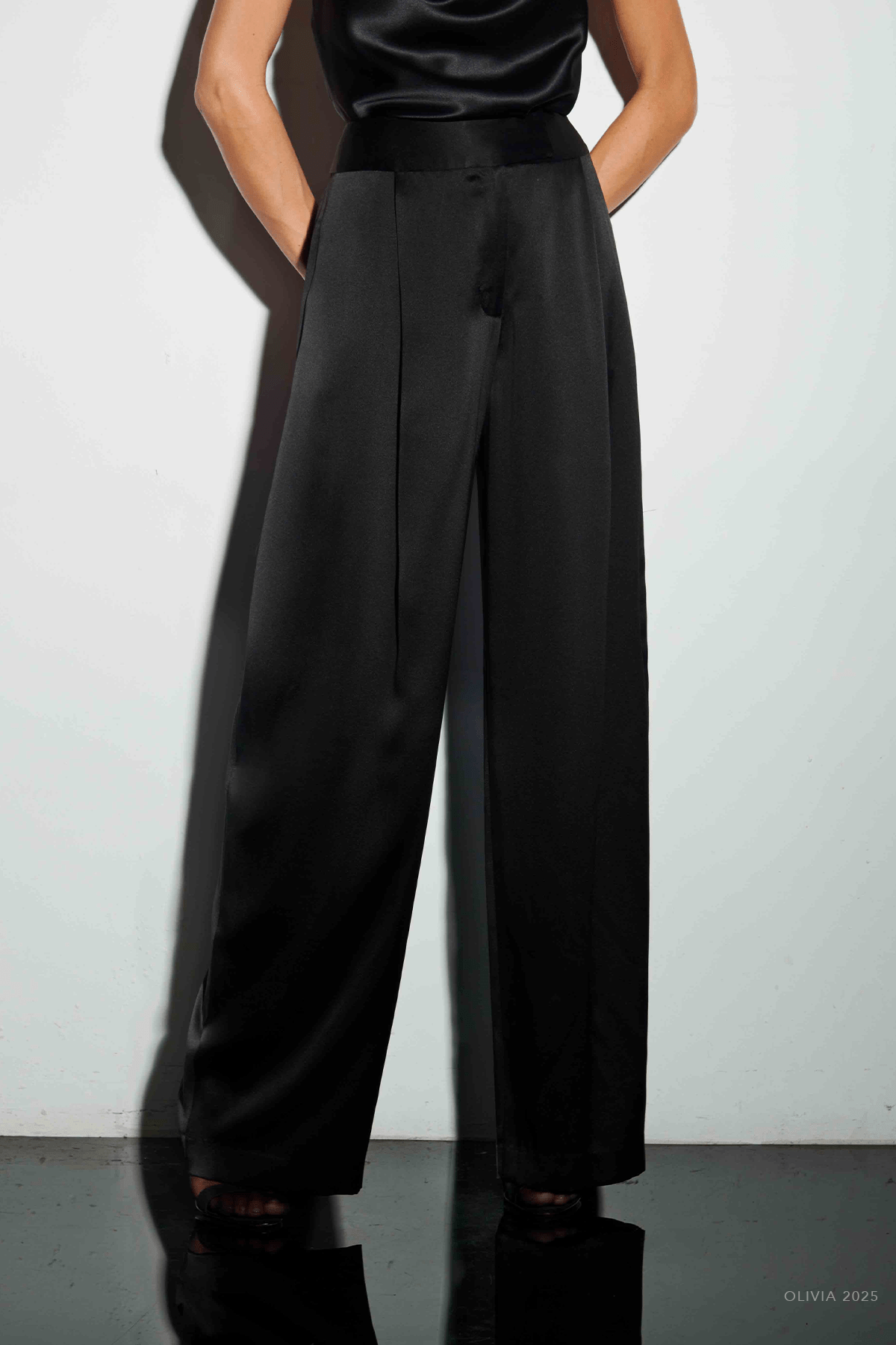 Relaxed Trouser in Black - shop - olivia.com
