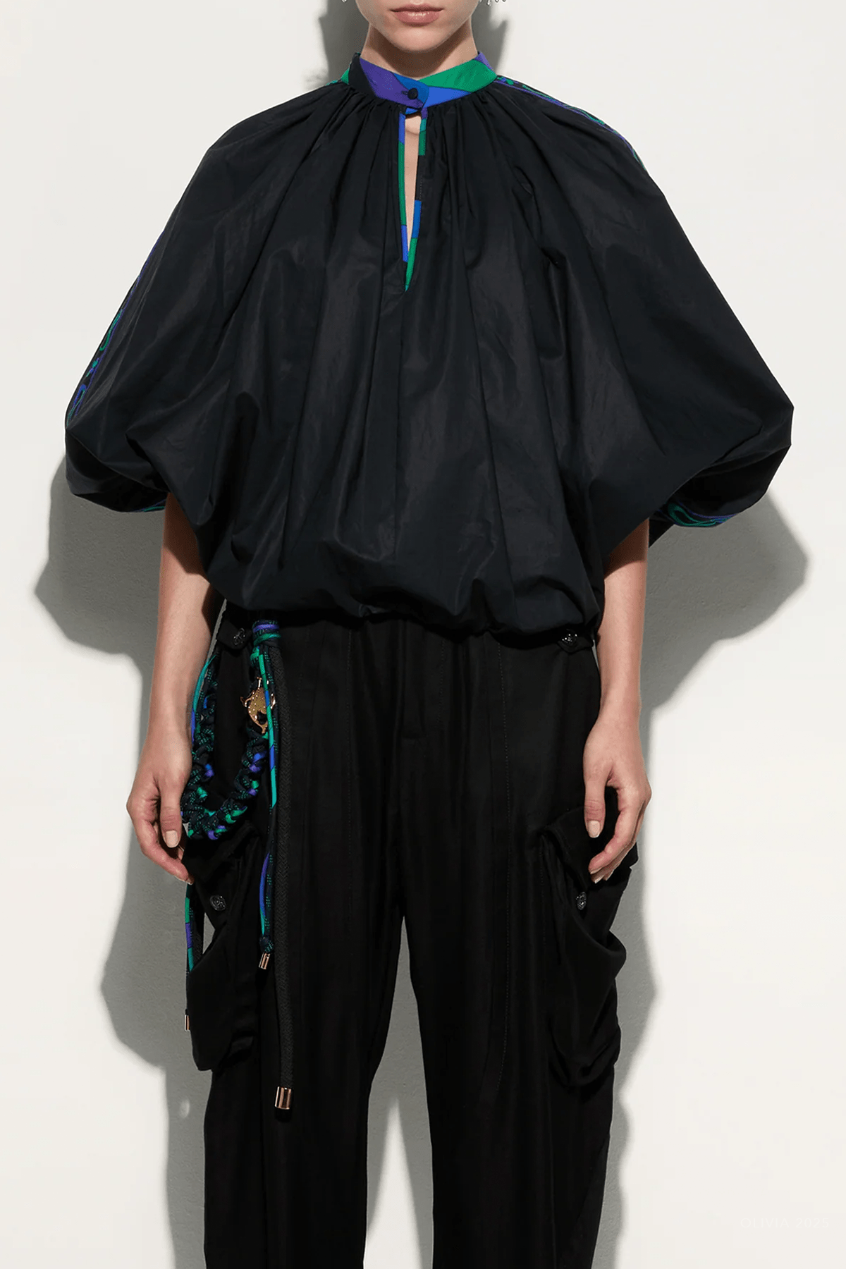 Voluminous Blouse in Nero - shop - olivia.com