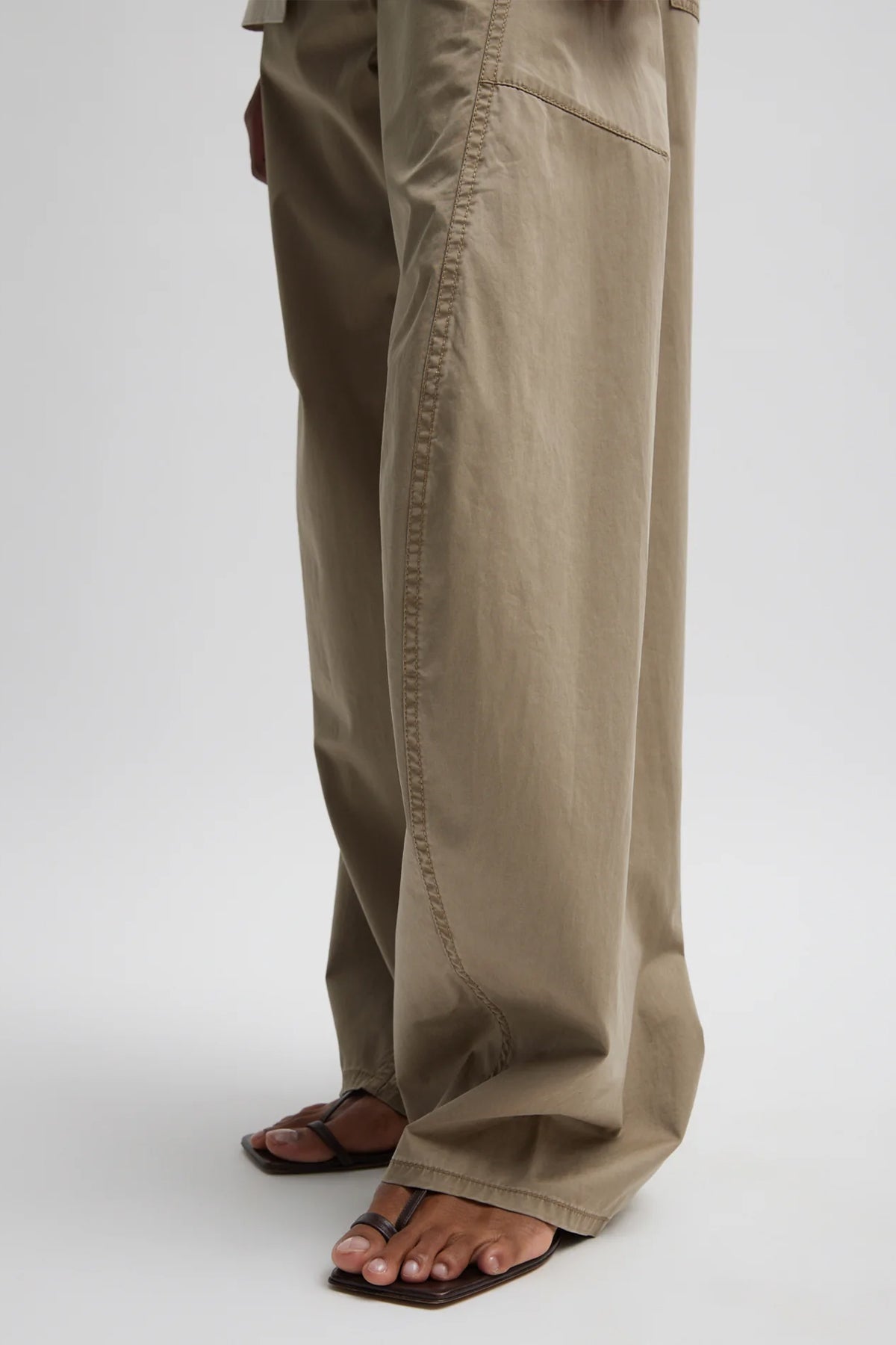 Garment Dyed Silky Cotton Sid Chino Pant (Regular) in Acorn - shop-olivia.com