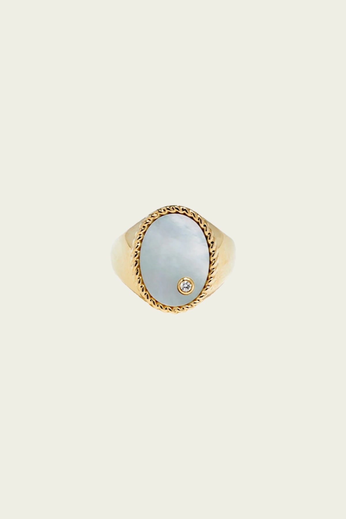 Chevalière Oval Ring in Yellow Gold & Mother of Pearl - shop - olivia.com