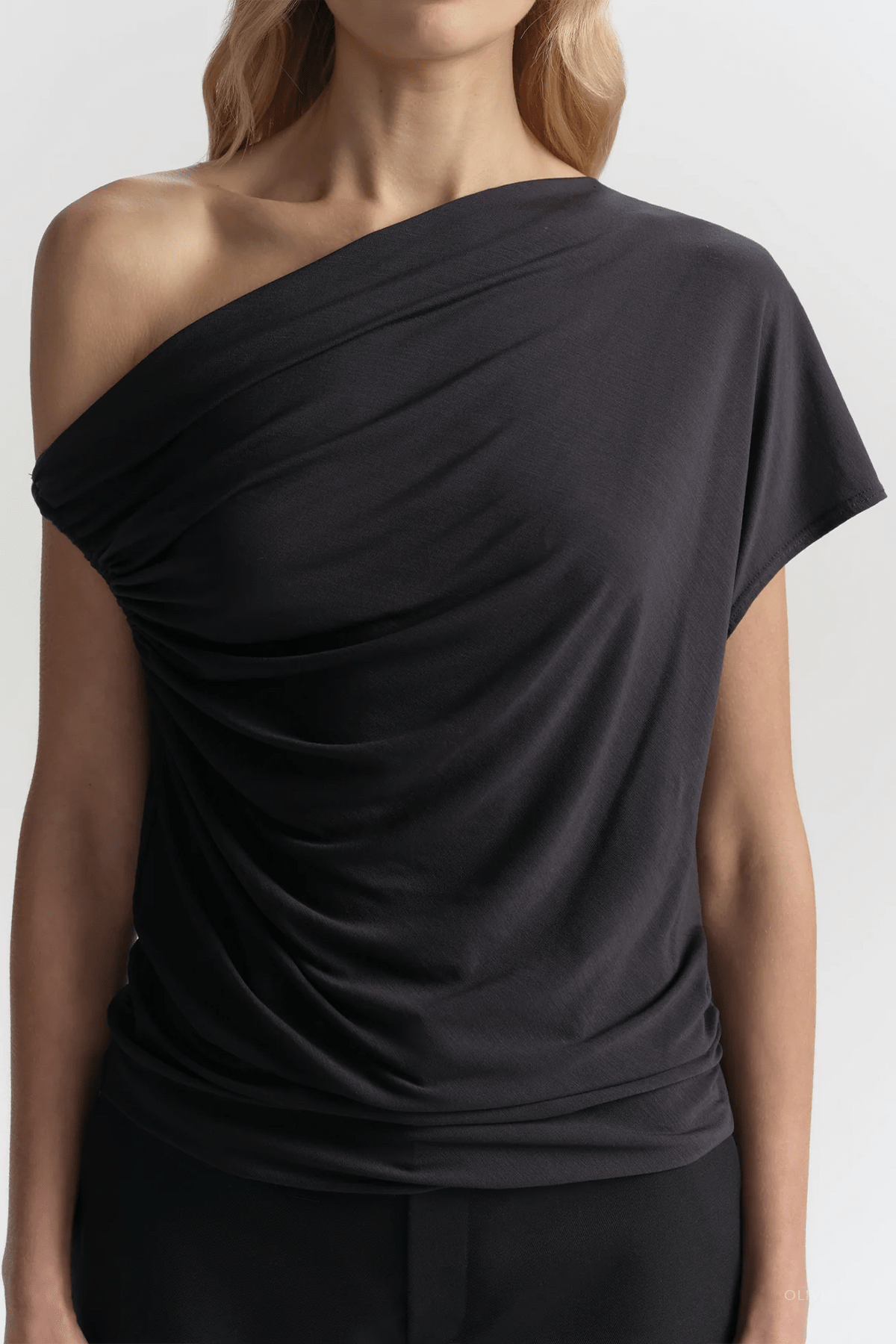 Halle One Shoulder Tee in Night Blue - shop - olivia.com