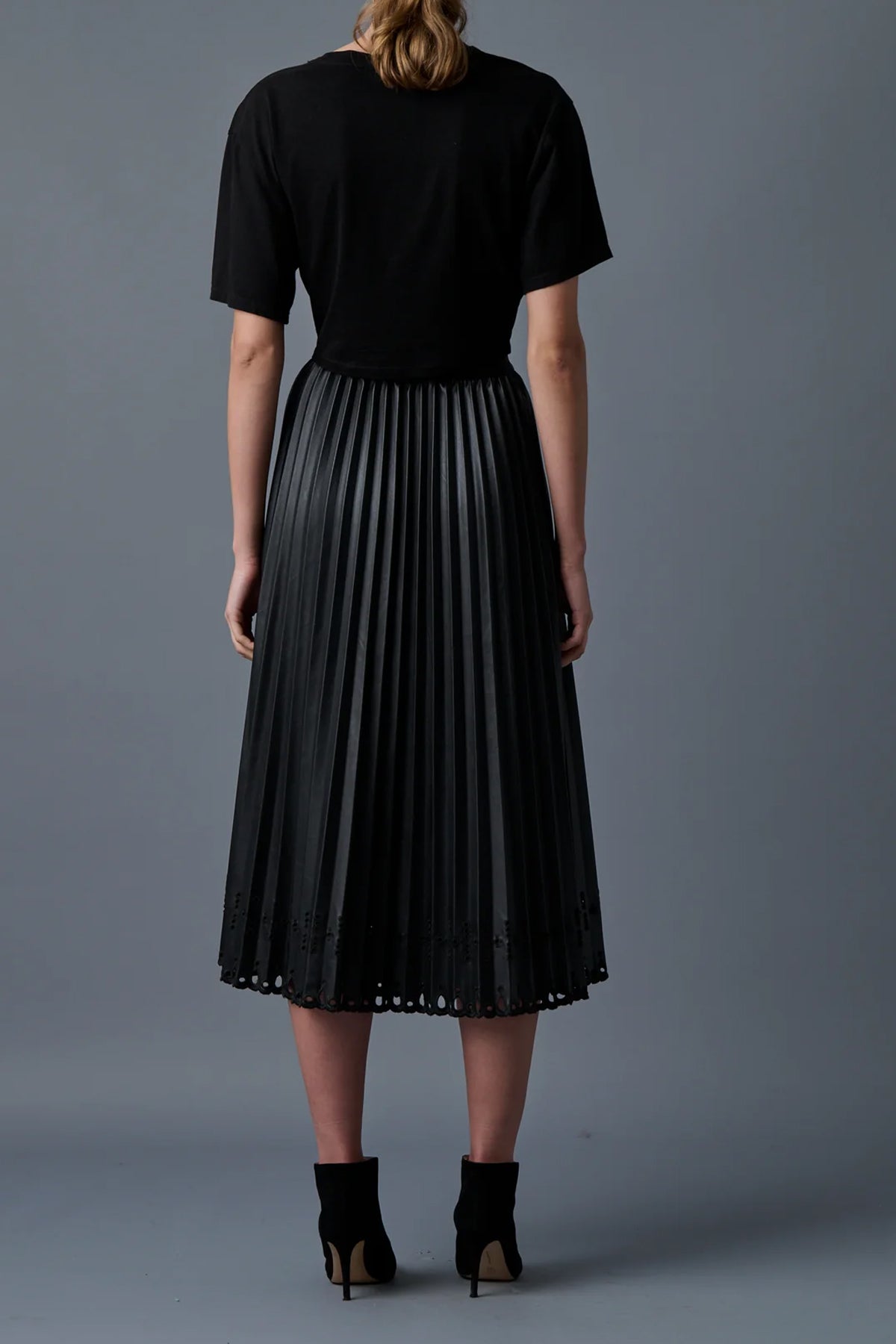 Pleats to Meet You Skirt in Black - shop - olivia.com