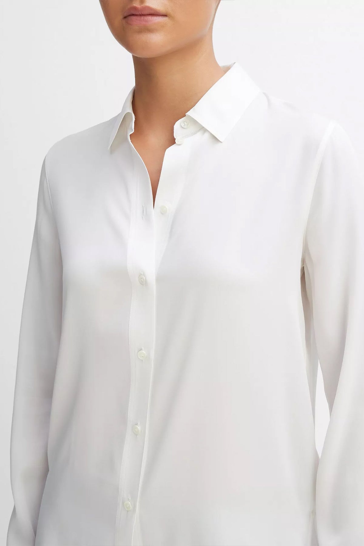 Slim Fitted Stretch-Silk Blouse in Optic White - shop-olivia.com