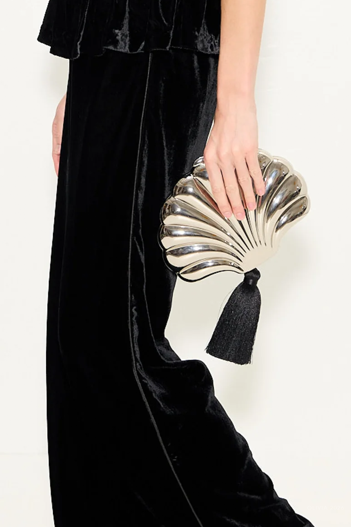 Metal Concha Clutch in Silver