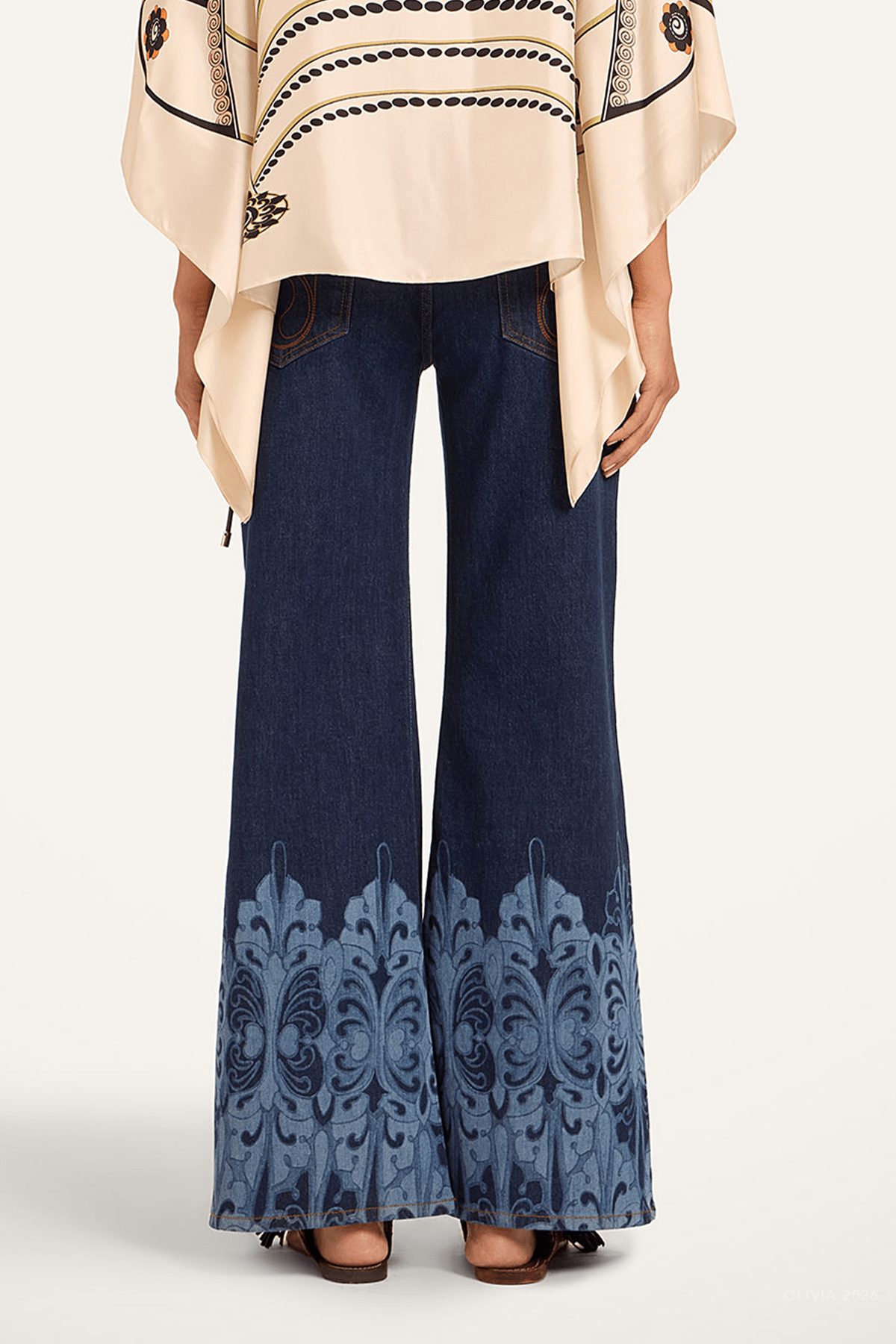The Cropped Flare Jean in Cocoon Placée Indigo - shop-olivia.com