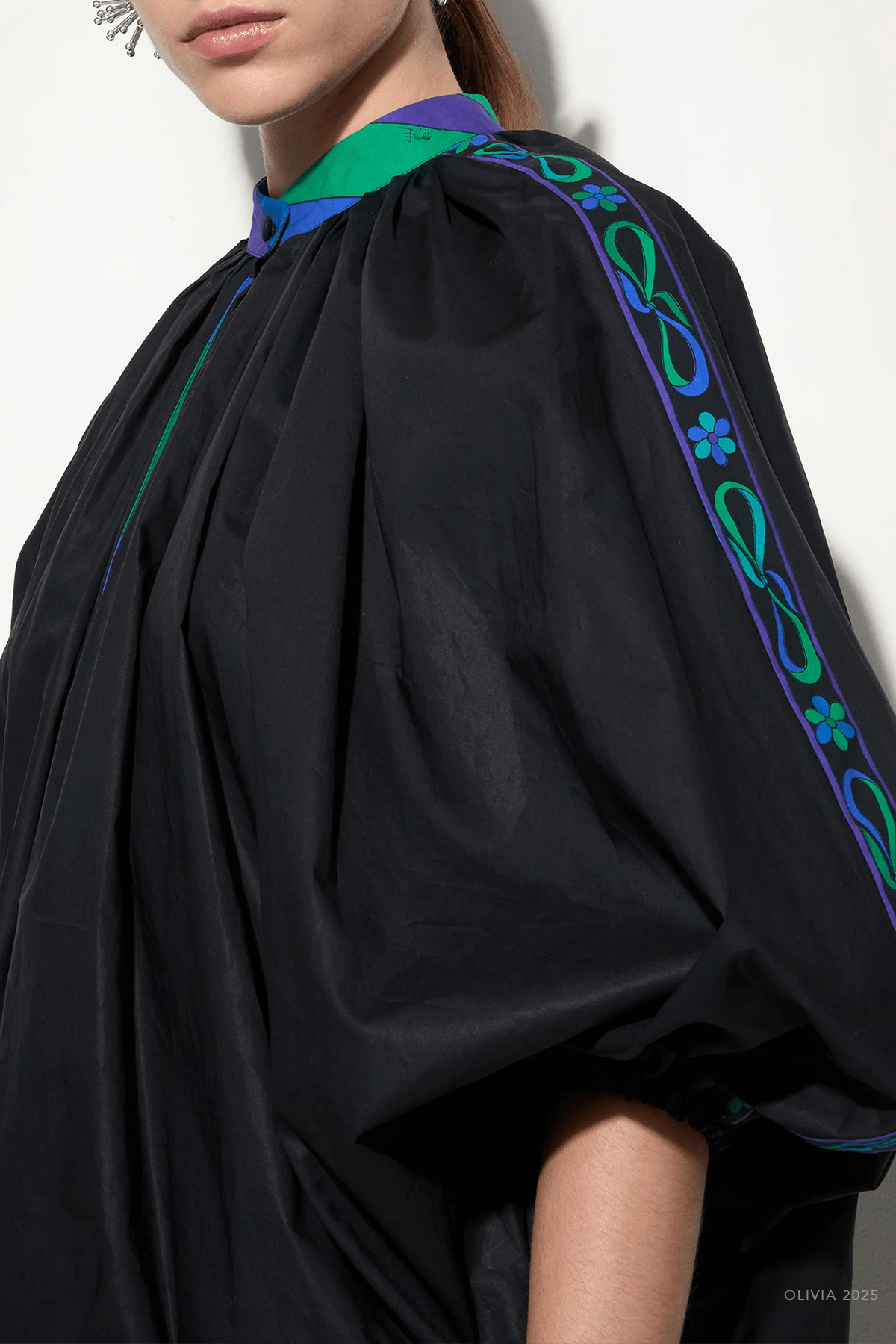 Voluminous Blouse in Nero - shop - olivia.com