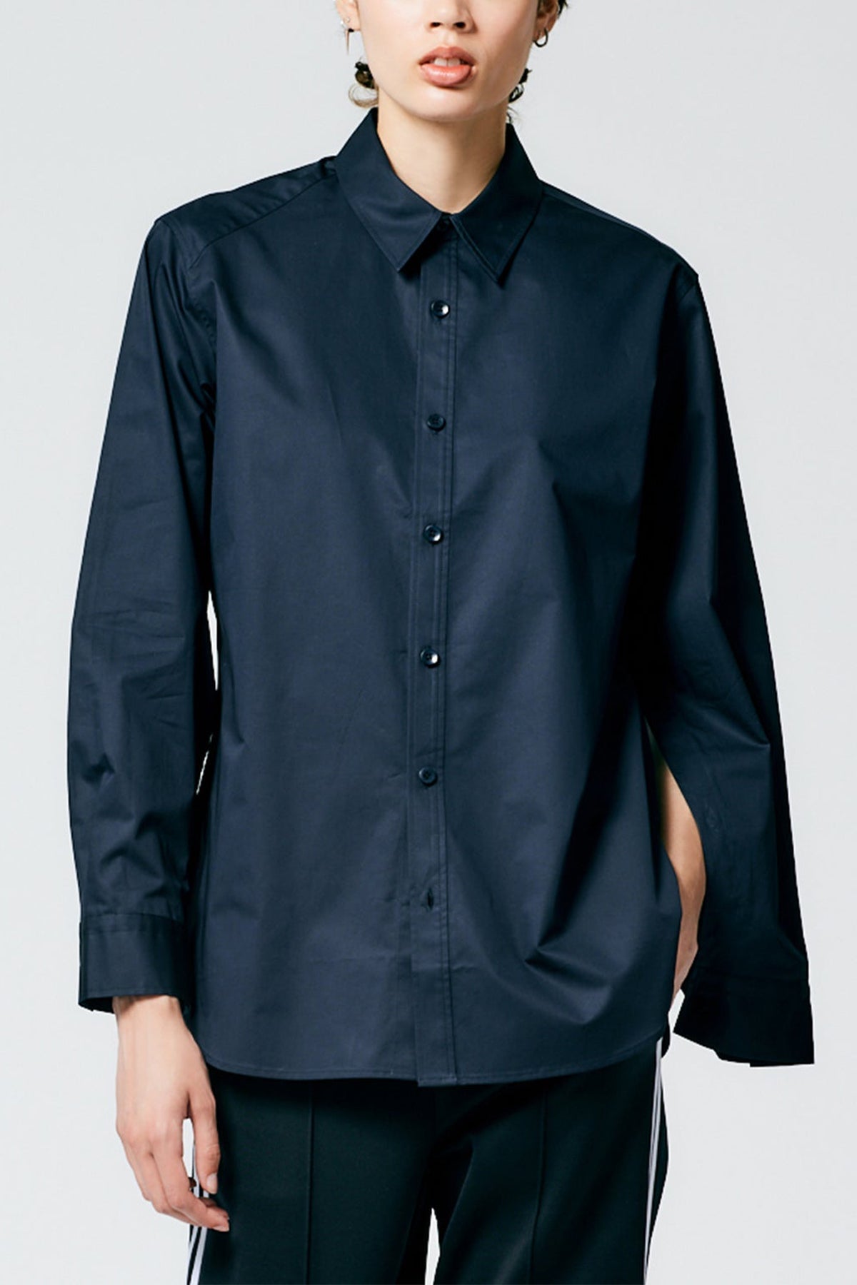 Eco Poplin Shirt With Inseam Vent in Dark Navy - shop-olivia.com