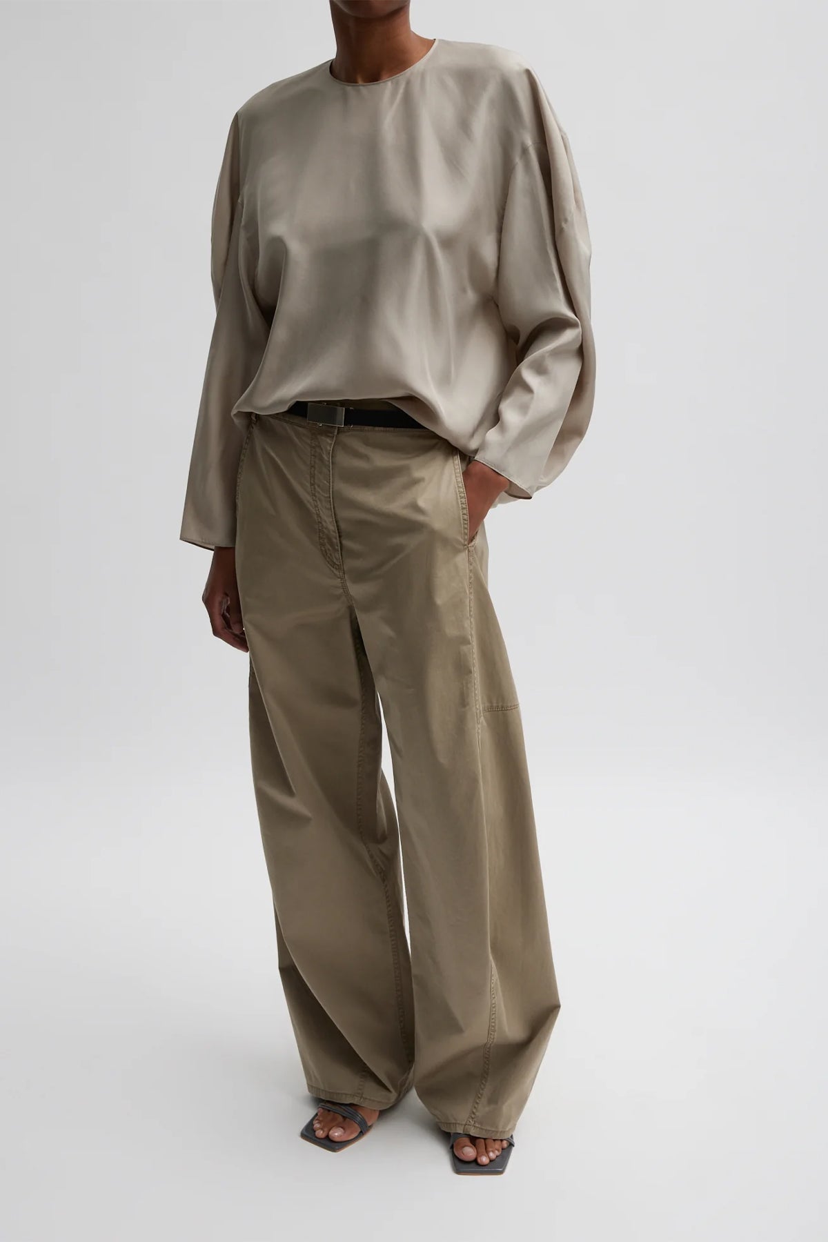 Garment Dyed Silky Cotton Sid Chino Pant (Short) in Acorn - shop-olivia.com