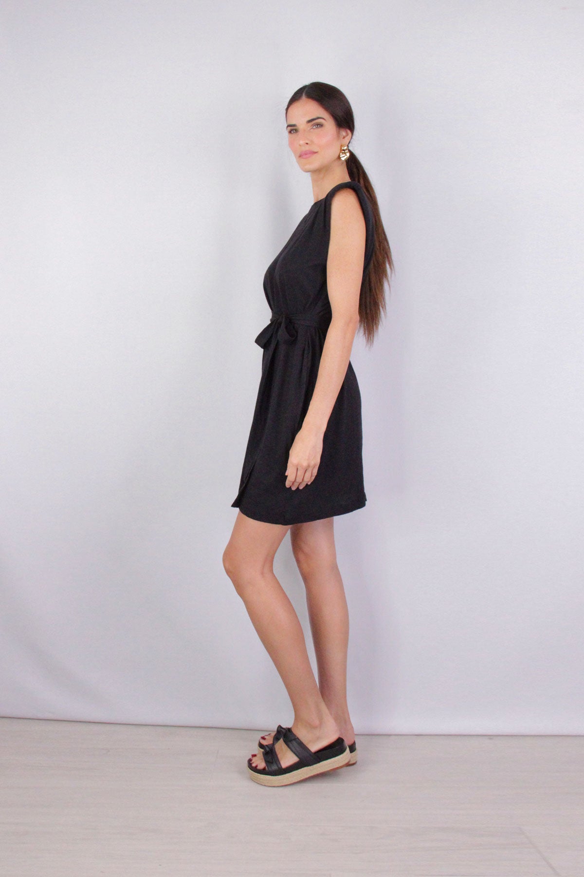 Jenna Sleeveless Dress in Black - shop-olivia.com