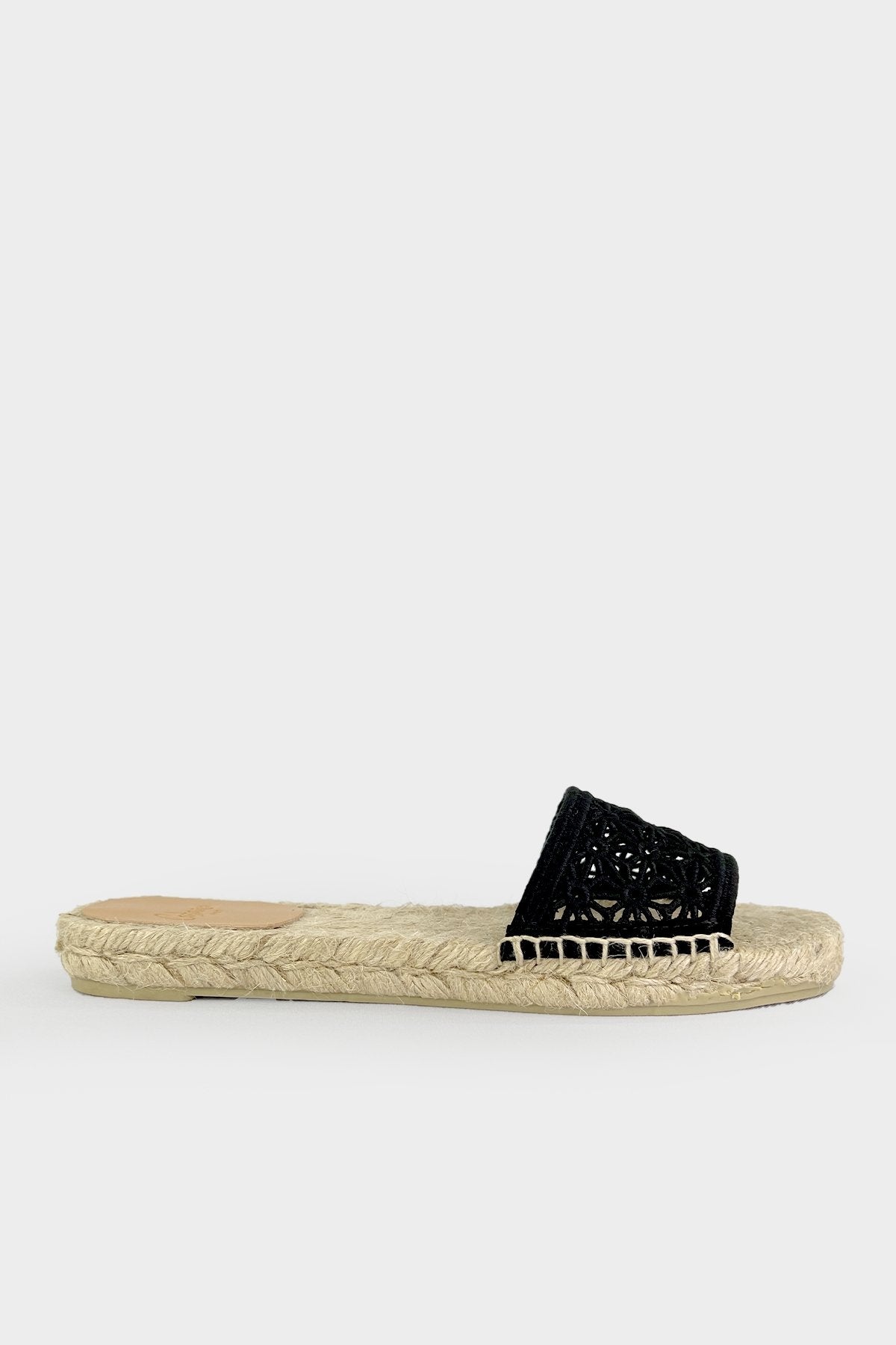 Penni Flat Sandals in Negro - shop-olivia.com