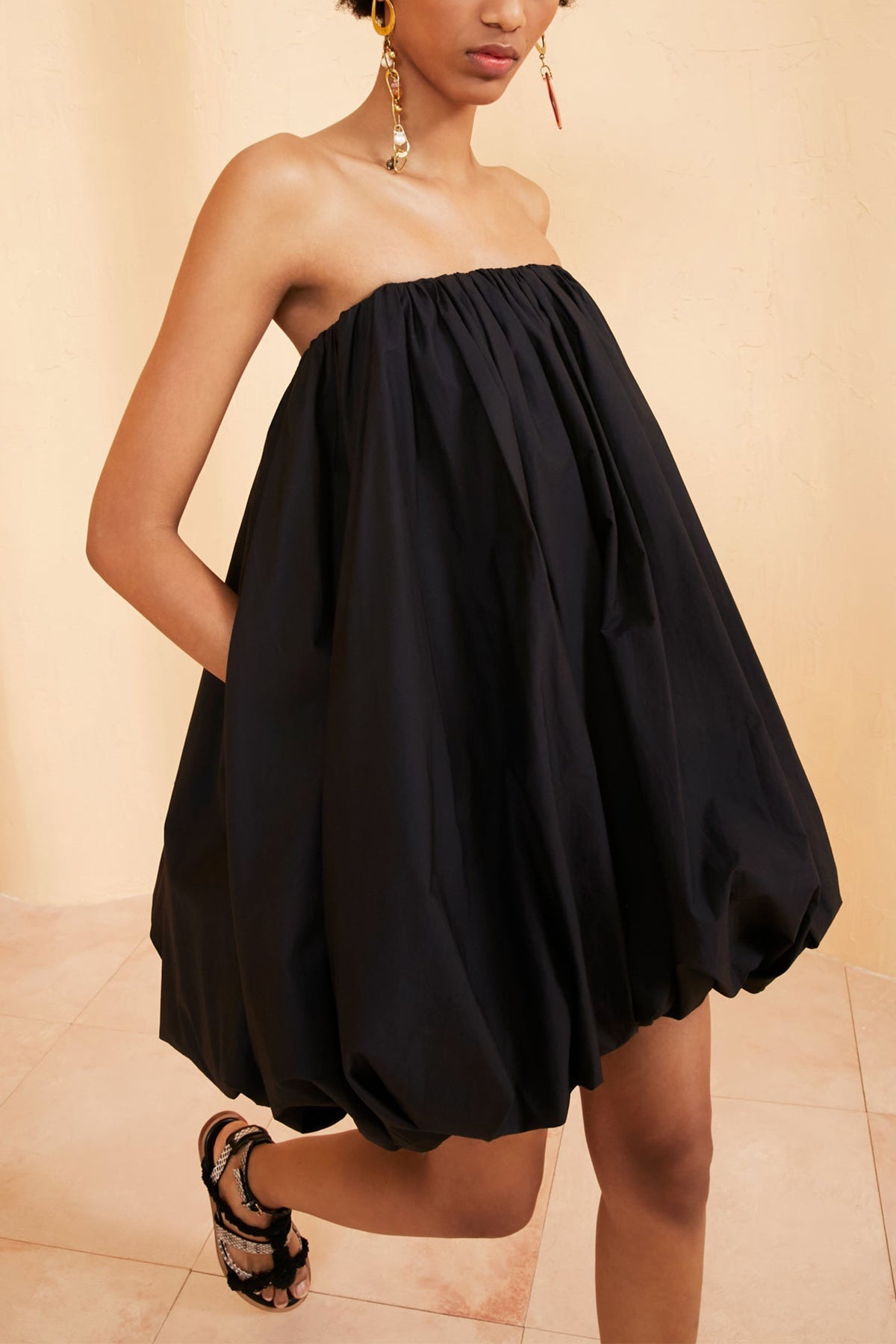 Polline Strapless Mini Dress in Noir - shop-olivia.com