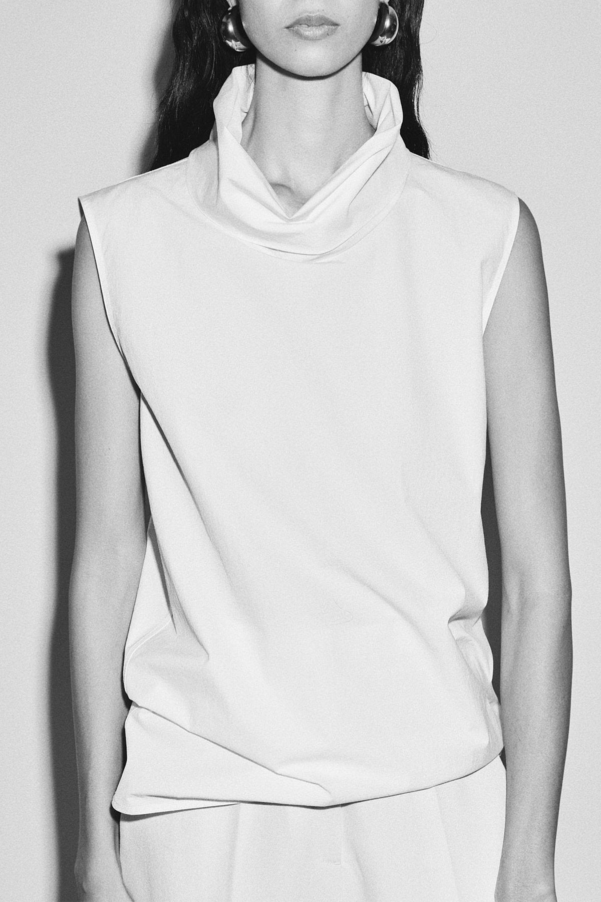 Sleeveless Turtleneck in White - shop-olivia.com